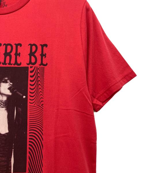 Thee Hysteric XXX（ジィ ヒステリックトリプルエックス）Thee Hysteric XXX (ジィ ヒステリックトリプルエックス) THEE HYSTERIC XXX DAM/LET THERE BE DARK pt Tシャツ レッド サイズ:L 未使用品の古着・服飾アイテム