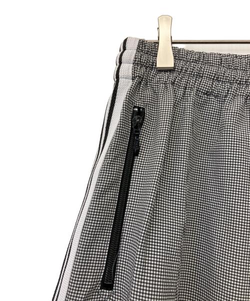Needles（ニードルズ）Needles (ニードルズ) Needles×LHP H.D.Track Shorts Seersucker-Grey ライトグレー サイズ:M 未使用品の古着・服飾アイテム