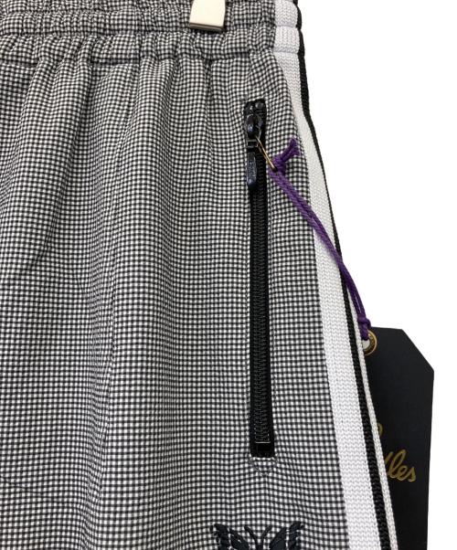 Needles（ニードルズ）Needles (ニードルズ) Needles×LHP H.D.Track Shorts Seersucker-Grey ライトグレー サイズ:M 未使用品の古着・服飾アイテム