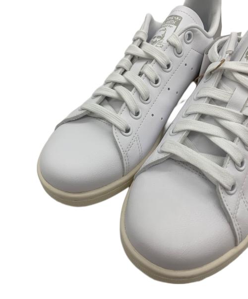 adidas（アディダス）adidas (アディダス) スニーカー ホワイト×グレー サイズ:23.5の古着・服飾アイテム