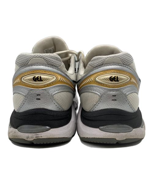 asics（アシックス）asics (アシックス) スニーカー ホワイト×シルバー×ゴールド サイズ:27.0の古着・服飾アイテム