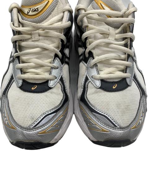asics（アシックス）asics (アシックス) スニーカー ホワイト×シルバー×ゴールド サイズ:27.0の古着・服飾アイテム
