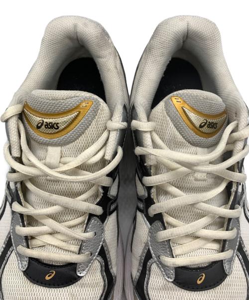 asics（アシックス）asics (アシックス) スニーカー ホワイト×シルバー×ゴールド サイズ:27.0の古着・服飾アイテム