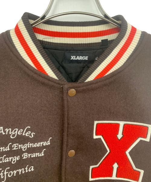 X-LARGE（エクストララージ）X-LARGE (エクストララージ) OG ロゴ バーシティ ジャケット ベージュ×ブラウン サイズ:XLの古着・服飾アイテム