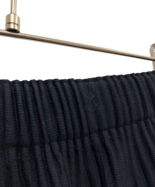 HOMME PLISSE ISSEY MIYAKE（オム プリッセ イッセイ ミヤケ）HOMME PLISSE ISSEY MIYAKE (オムプリッセ イッセイ ミヤケ) プリーツテーパードパンツ ネイビー サイズ:2の古着・服飾アイテム