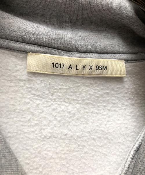 1017 ALYX 9SM（テンセブンティーン アリクス ナインエスエム）1017 ALYX 9SM (アリクス) グレースクリプトフーディ グレー サイズ:XLの古着・服飾アイテム