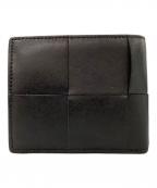 BOTTEGA VENETAボッテガベネタ）の古着「カセットマキシイントレチャートコンパクト二つ折り財布」｜ブラック