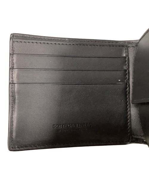 BOTTEGA VENETA（ボッテガベネタ）BOTTEGA VENETA (ボッテガベネタ) カセットマキシイントレチャートコンパクト二つ折り財布 ブラックの古着・服飾アイテム