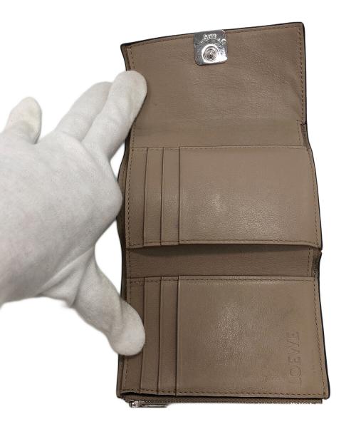 LOEWE（ロエベ）LOEWE (ロエベ) バーティカルウォレット　3つ折り財布 ベージュの古着・服飾アイテム