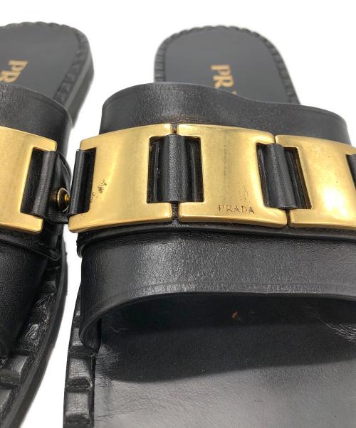 PRADA（プラダ）PRADA (プラダ) バックルゴールドサンダル ブラック サイズ:37 1／2の古着・服飾アイテム