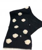 CHANELシャネル）の古着「カメリアターンロックマフラー」｜ブラック×ホワイト