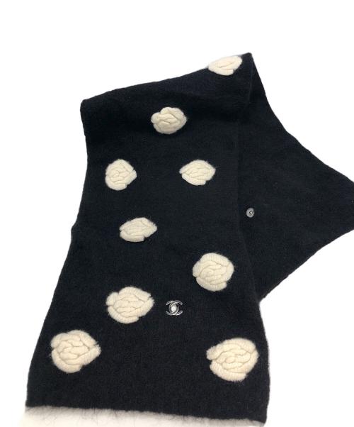 CHANEL（シャネル）CHANEL (シャネル) カメリアターンロックマフラー ブラック×ホワイトの古着・服飾アイテム