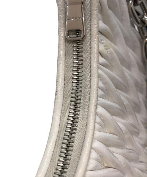 MIU MIU（ミュウミュウ）MIU MIU (ミュウミュウ) マテラッセ　2WAYショルダーバッグ ホワイト×ブラックの古着・服飾アイテム