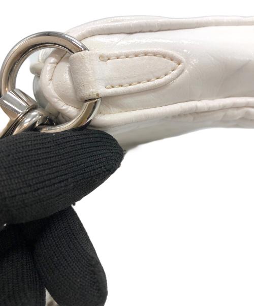 MIU MIU（ミュウミュウ）MIU MIU (ミュウミュウ) マテラッセ　2WAYショルダーバッグ ホワイト×ブラックの古着・服飾アイテム