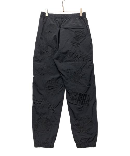 Off The Court by NBA（オフ・ザ・コート バイ NBA）Off The Court by NBA (オフ・ザ・コート バイ NBA) JOURNAL STANDARD relume (ジャーナルスタンダード レリューム) 別注チームロゴナイロンパンツ ブラック サイズ:Mの古着・服飾アイテム