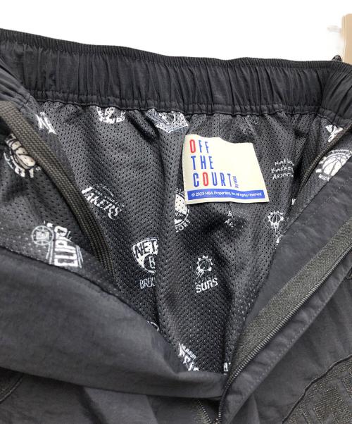 Off The Court by NBA（オフ・ザ・コート バイ NBA）Off The Court by NBA (オフ・ザ・コート バイ NBA) JOURNAL STANDARD relume (ジャーナルスタンダード レリューム) 別注チームロゴナイロンパンツ ブラック サイズ:Mの古着・服飾アイテム