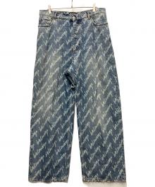 BALENCIAGA（バレンシアガ）の古着「オールオーバーロゴ バギージーンズ」｜インディゴ