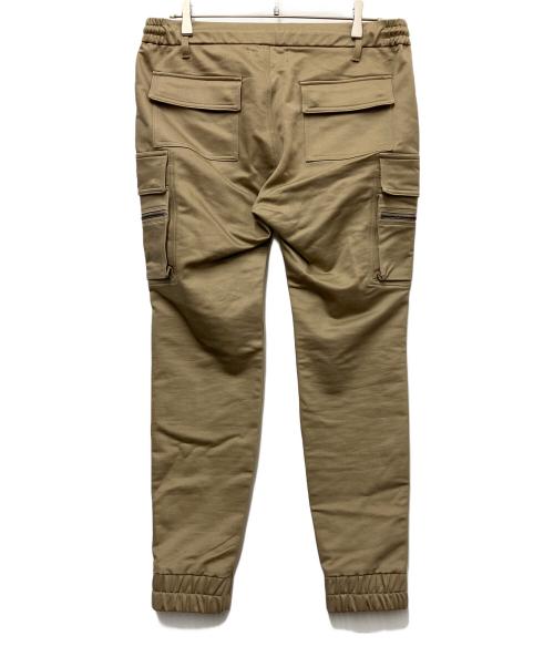 1PIU1UGUALE3 RELAX（ウノピゥウノウグァーレトレ リラックス）1PIU1UGUALE3 RELAX (ウノピゥウノウグァーレトレ リラックス) スリムカーゴパンツ ベージュ サイズ:Lの古着・服飾アイテム