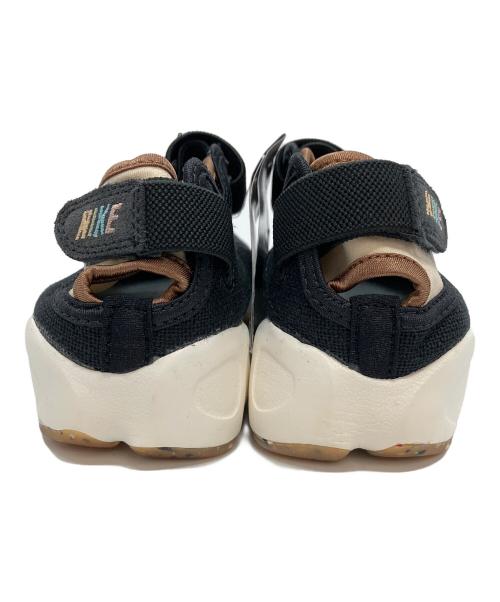 NIKE（ナイキ）NIKE (ナイキ) カジュアルシューズ ブラック×ホワイト サイズ:24の古着・服飾アイテム