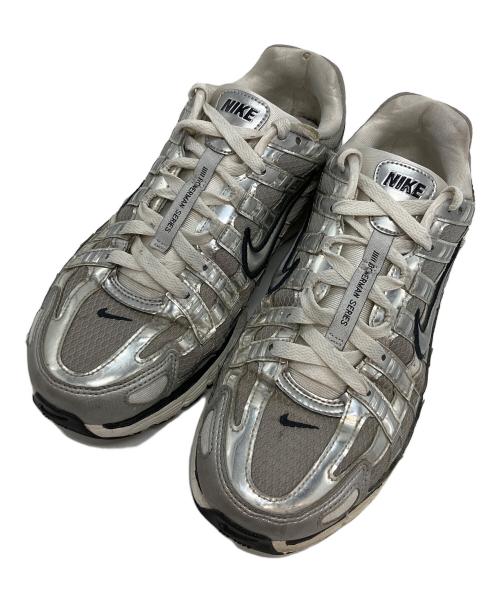 NIKE（ナイキ）NIKE (ナイキ) P-6000 METALLIC SILVER ホワイト×シルバーカラー サイズ:26.5の古着・服飾アイテム
