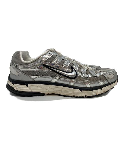 NIKE（ナイキ）NIKE (ナイキ) P-6000 METALLIC SILVER ホワイト×シルバーカラー サイズ:26.5の古着・服飾アイテム