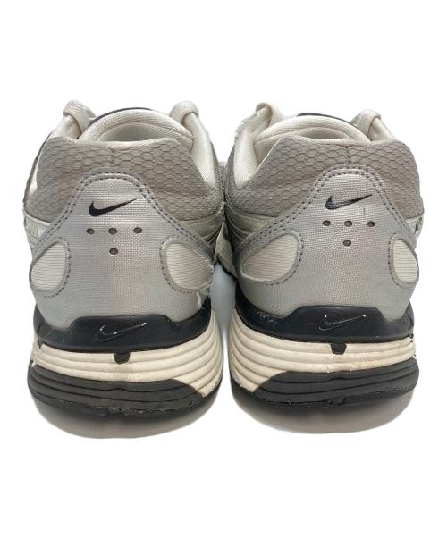 NIKE（ナイキ）NIKE (ナイキ) P-6000 METALLIC SILVER ホワイト×シルバーカラー サイズ:26.5の古着・服飾アイテム
