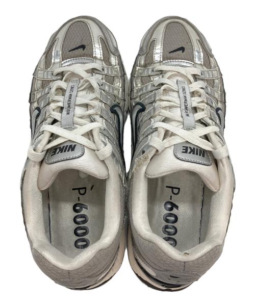 NIKE（ナイキ）NIKE (ナイキ) P-6000 METALLIC SILVER ホワイト×シルバーカラー サイズ:26.5の古着・服飾アイテム