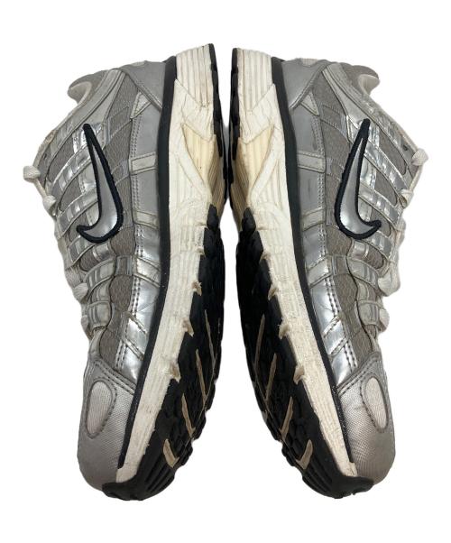 NIKE（ナイキ）NIKE (ナイキ) P-6000 METALLIC SILVER ホワイト×シルバーカラー サイズ:26.5の古着・服飾アイテム