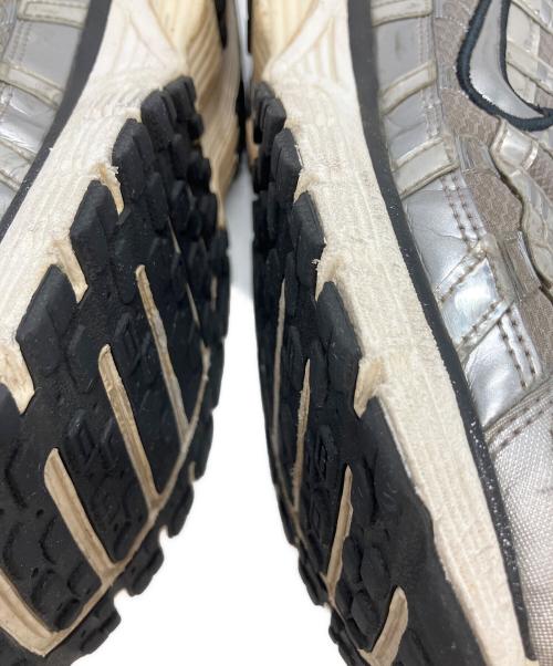 NIKE（ナイキ）NIKE (ナイキ) P-6000 METALLIC SILVER ホワイト×シルバーカラー サイズ:26.5の古着・服飾アイテム
