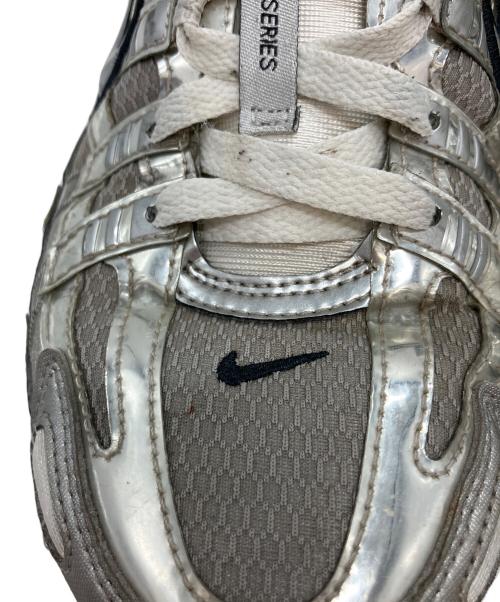 NIKE（ナイキ）NIKE (ナイキ) P-6000 METALLIC SILVER ホワイト×シルバーカラー サイズ:26.5の古着・服飾アイテム