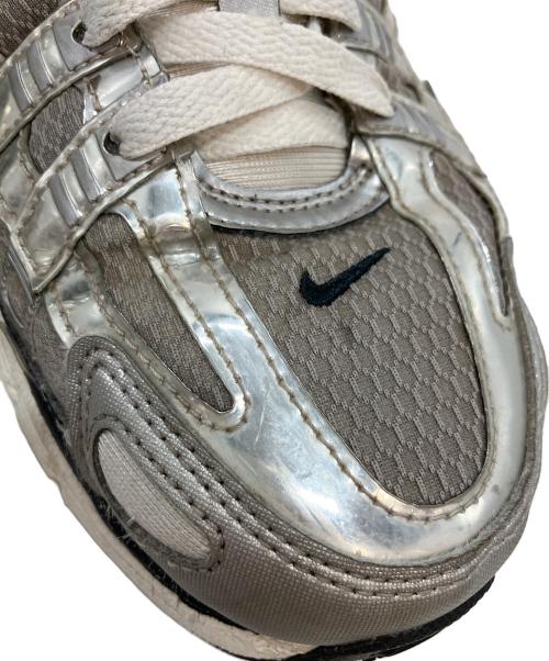 NIKE（ナイキ）NIKE (ナイキ) P-6000 METALLIC SILVER ホワイト×シルバーカラー サイズ:26.5の古着・服飾アイテム