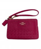 COACHコーチ）の古着「ラッカーリベットコーナー ジップリストレットポーチ」｜ショッキングピンク
