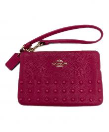 COACH（コーチ）の古着「ラッカーリベットコーナー ジップリストレットポーチ」｜ショッキングピンク