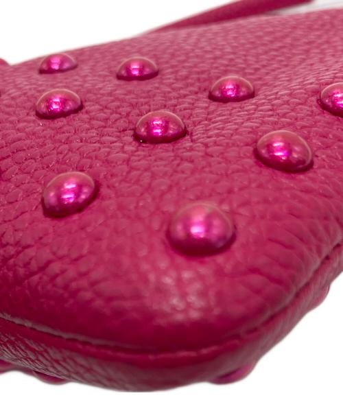 COACH（コーチ）COACH (コーチ) ラッカーリベットコーナー ジップリストレットポーチ ショッキングピンクの古着・服飾アイテム
