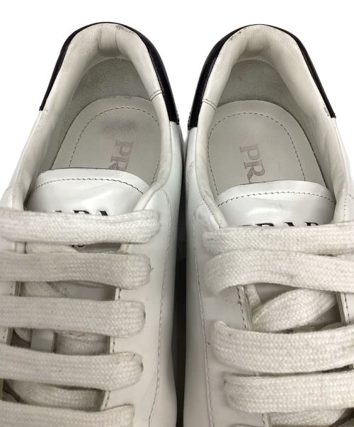 PRADA（プラダ）PRADA (プラダ) ローカットスニーカー ホワイト サイズ:7の古着・服飾アイテム