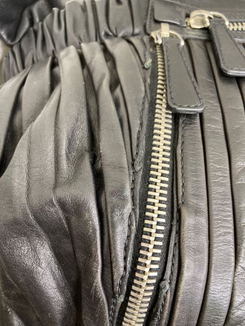 MIU MIU（ミュウミュウ）MIU MIU (ミュウミュウ) レザーハンドバッグ ブラックの古着・服飾アイテム