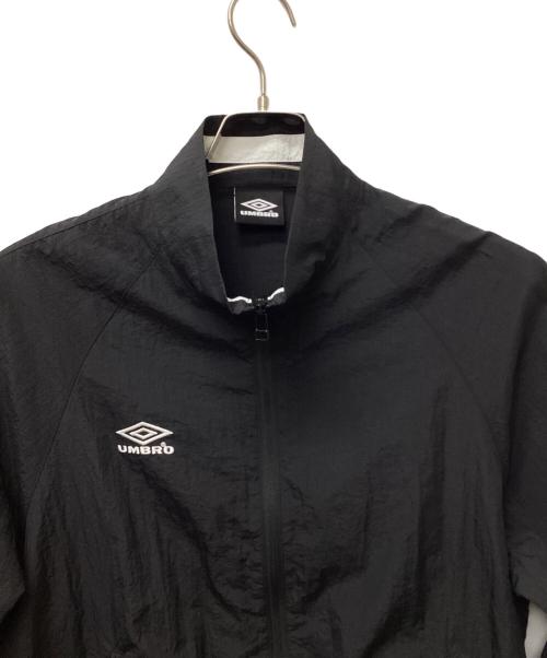 UMBRO（アンブロ）UMBRO (アンブロ) BELPER (ベルパー) M TO R (ムウトアール) NYLON TRACK JACKET ブラック サイズ:Mの古着・服飾アイテム