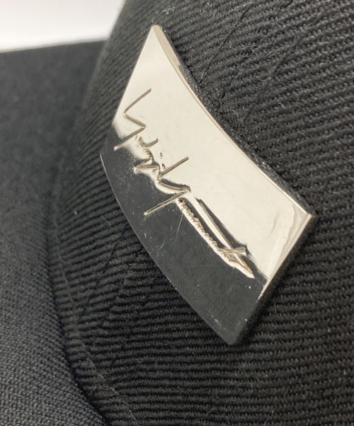 YOHJI YAMAMOTO（ヨウジヤマモト）YOHJI YAMAMOTO (ヨウジヤマモト) New Era (ニューエラ) メタルプレートキャップ ブラックの古着・服飾アイテム