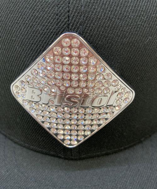 F.C.R.B.（エフシーレアルブリストル）F.C.R.B. (エフシーレアルブリストル) New Era (ニューエラ) ラインストーンキャップ ブラック サイズ:71/2(59.6cm)の古着・服飾アイテム