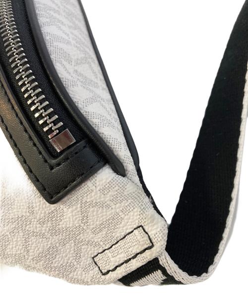 MICHAEL KORS（マイケル・コース）MICHAEL KORS (マイケルコース) ボディーバッグ ホワイト×ブラックの古着・服飾アイテム