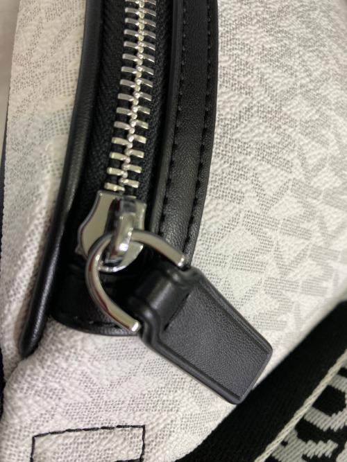 MICHAEL KORS（マイケル・コース）MICHAEL KORS (マイケルコース) ボディーバッグ ホワイト×ブラックの古着・服飾アイテム