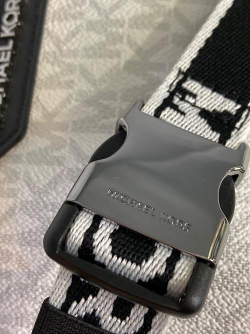 MICHAEL KORS（マイケル・コース）MICHAEL KORS (マイケルコース) ボディーバッグ ホワイト×ブラックの古着・服飾アイテム