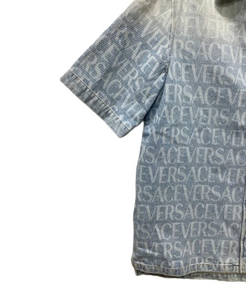 VERSACE（ヴェルサーチェ）VERSACE (ヴェルサーチェ) バロッコシー柄デニムシャツ スカイブルー サイズ:48の古着・服飾アイテム