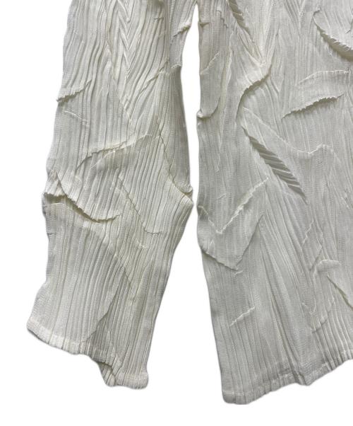 ISSEY MIYAKE（イッセイミヤケ）ISSEY MIYAKE (イッセイミヤケ) プリーツハイネックカットソー ホワイト サイズ:Mの古着・服飾アイテム