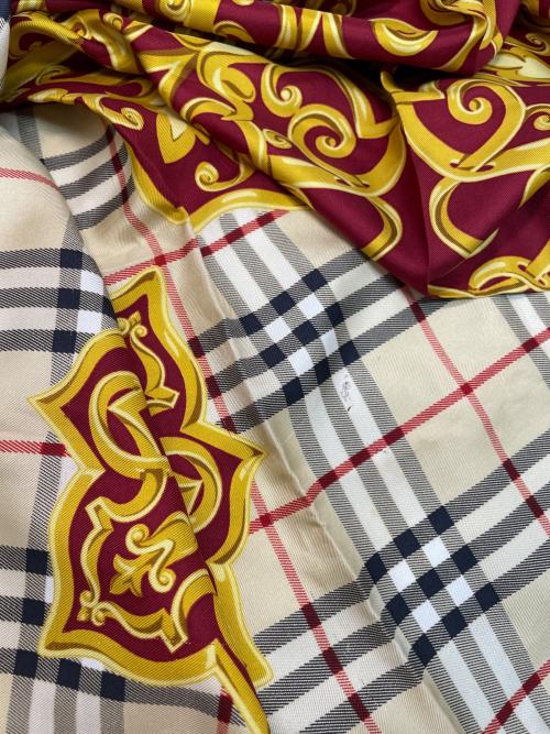 Burberry's（バーバリー）Burberry's (バーバリーズ) シルクスカーフ レッド×ベージュの古着・服飾アイテム