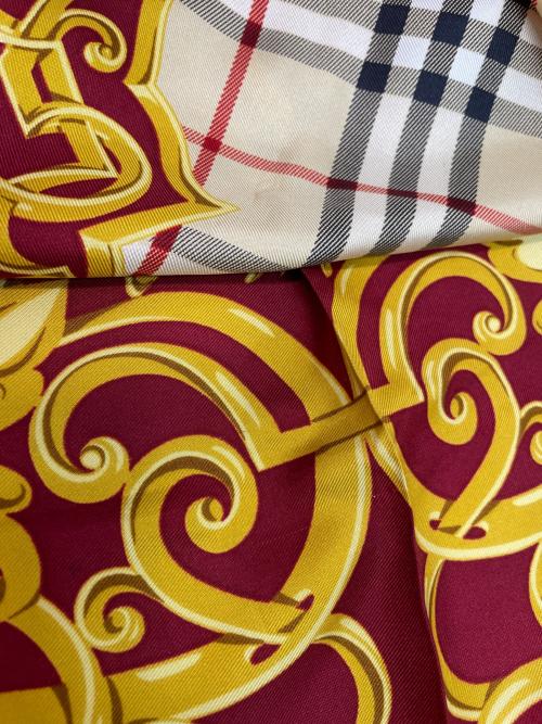 Burberry's（バーバリー）Burberry's (バーバリーズ) シルクスカーフ レッド×ベージュの古着・服飾アイテム