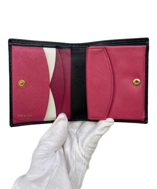 PRADA（プラダ）PRADA (プラダ) 2つ折り財布 ブラック×ピンクの古着・服飾アイテム