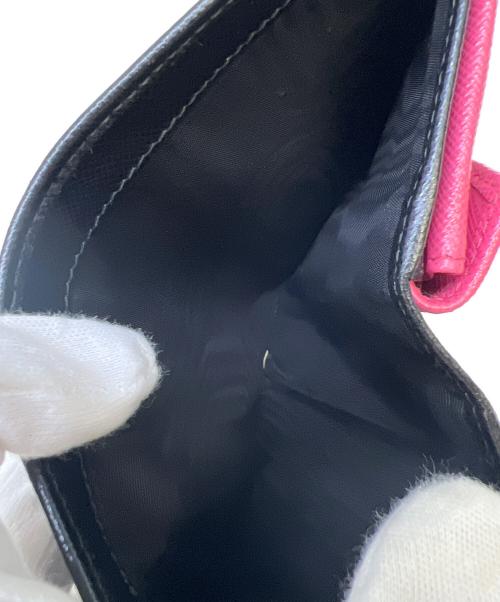 PRADA（プラダ）PRADA (プラダ) 2つ折り財布 ブラック×ピンクの古着・服飾アイテム