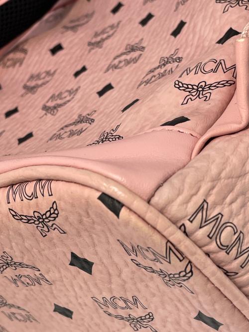 MCM（エムシーエム）MCM (エムシーエム) スタッズリュック ピンクの古着・服飾アイテム