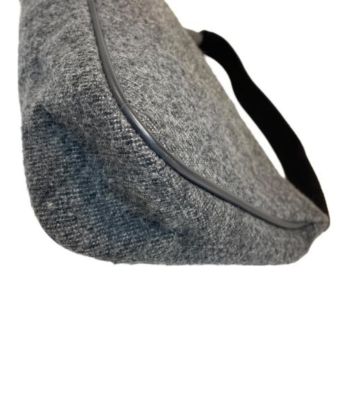 PRADA（プラダ）PRADA (プラダ) ハンドポーチ グレーの古着・服飾アイテム